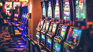 Ilustrasi permainan sportsbook, slot online dan live casino di gatotkaca89